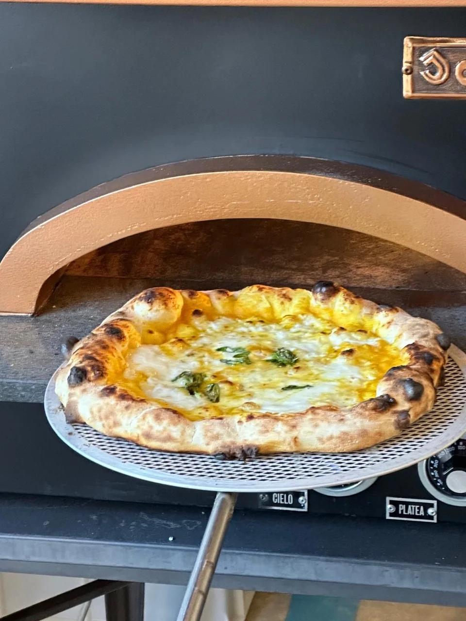 Una pizza bianca appena sfornata durante il corso.