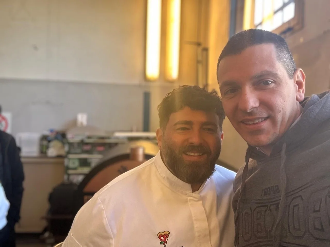 Il pizzaiolo insieme a un partecipante del corso.